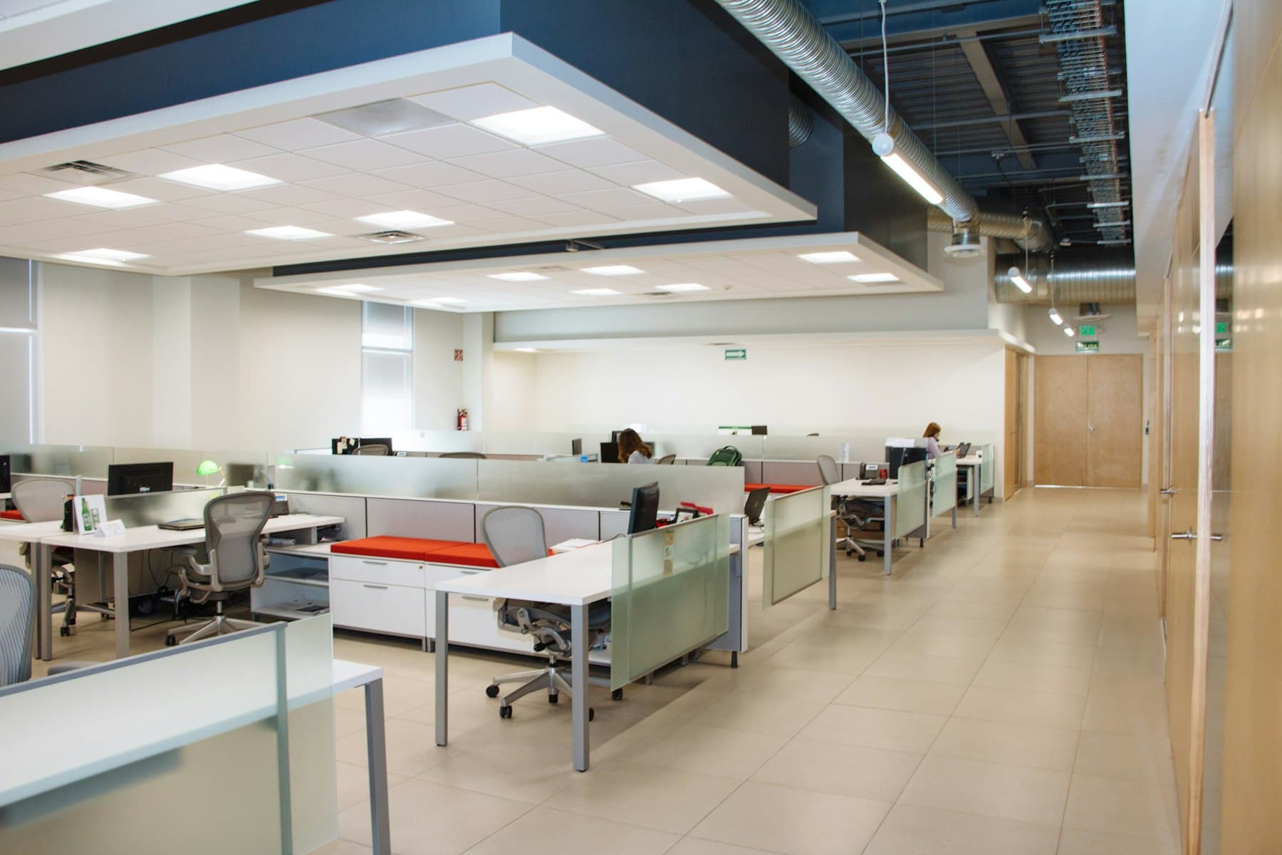 Open space aux postes de travail dégagés et au sol net