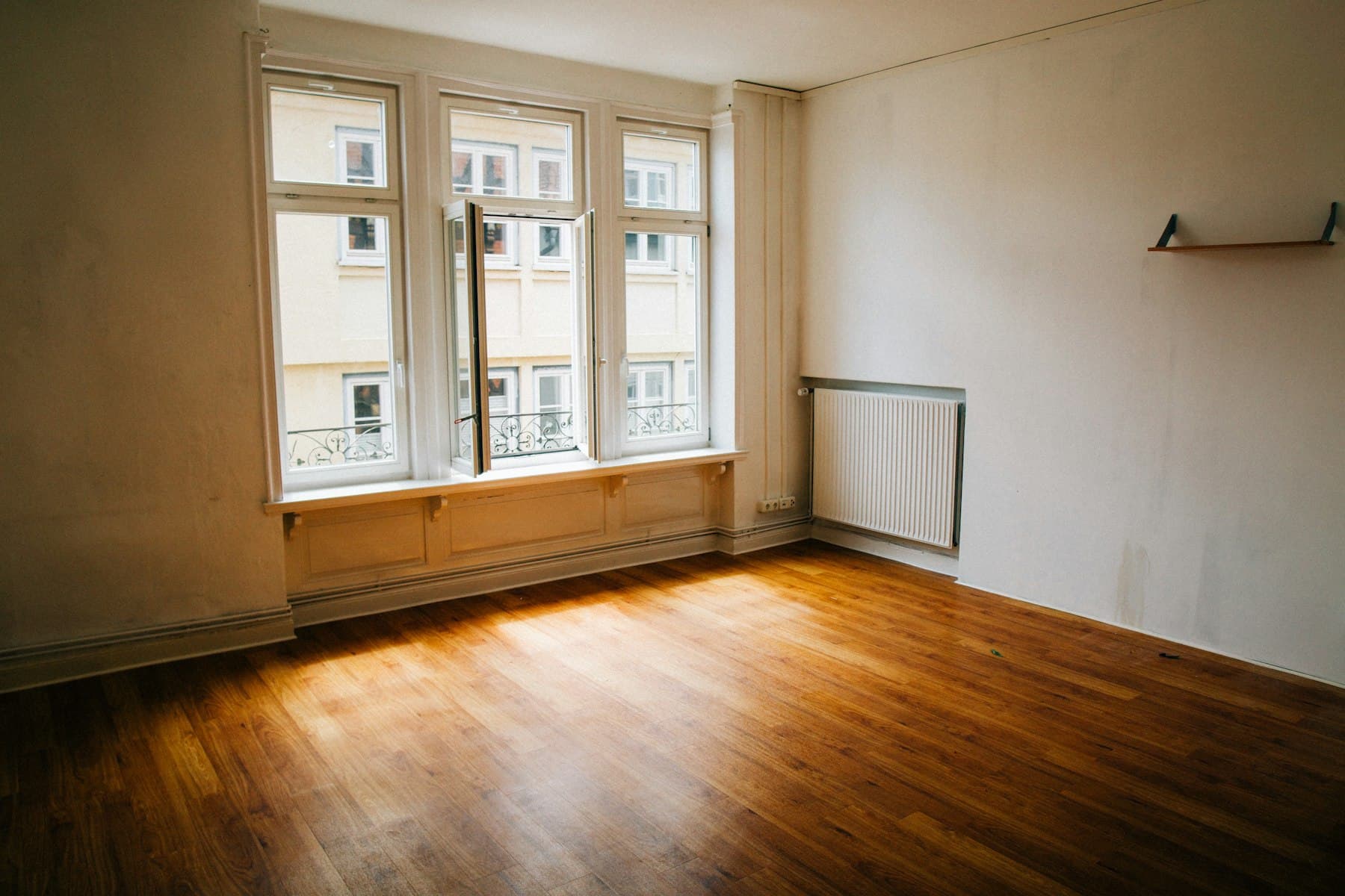 Pièce vide au parquet propre, prête pour un état des lieux