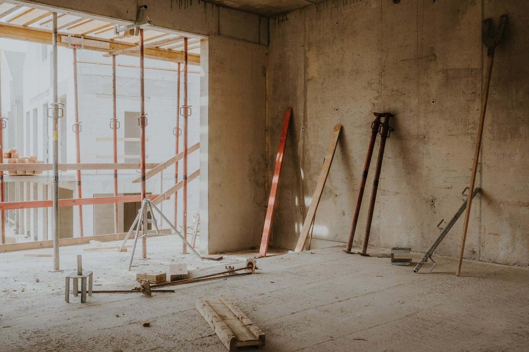 Pièce en fin de chantier, échafaudages encore en place